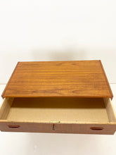 Afbeelding in Gallery-weergave laden, Mid-century Teak Ladekast
