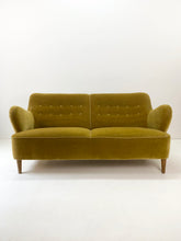Afbeelding in Gallery-weergave laden, Okergele Vintage Fluwelen Bank
