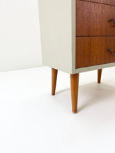 Afbeelding in Gallery-weergave laden, Klein Teak Ladekastje

