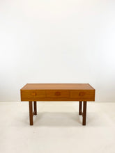 Afbeelding in Gallery-weergave laden, Laag Teak Ladekastje
