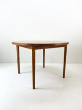 Afbeelding in Gallery-weergave laden, Rode Eetkamertafel

