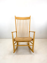Afbeelding in Gallery-weergave laden, Hans J. Wegner J16 Vintage Schommelstoel
