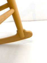 Afbeelding in Gallery-weergave laden, Hans J. Wegner J16 Vintage Schommelstoel
