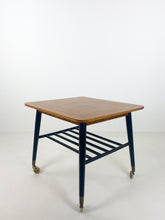 Afbeelding in Gallery-weergave laden, Salontafel Op Wielen
