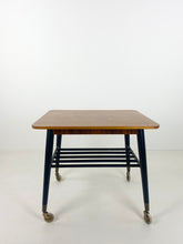Afbeelding in Gallery-weergave laden, Salontafel Op Wielen
