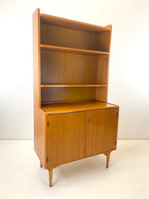 Afbeelding in Gallery-weergave laden, Kleine Teak Wandkast / Boekenkast
