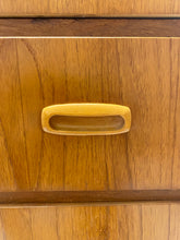 Afbeelding in Gallery-weergave laden, Hoge Mid-Century Teak Ladekast
