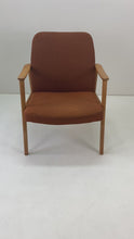 Video laden en afspelen in Gallery-weergave, Vintage Fauteuil
