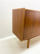 Afbeelding in Gallery-weergave laden, Scandinavische Teak Dressoir / Sideboard
