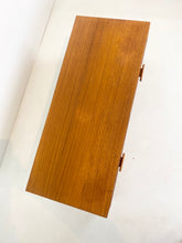 Afbeelding in Gallery-weergave laden, Laag Teak Kastje / TV Meubel
